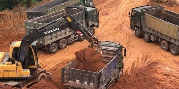 Khai thác đất đắp công trình nộp thuế, phí thế nào?