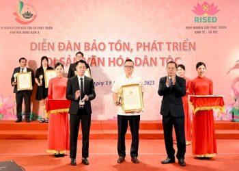 Sơn Pasco vinh dự nhận bằng khen cho công tác nghiên cứu “màu của di sản”