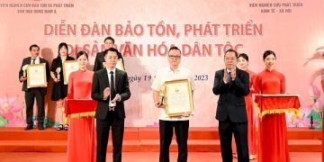 Sơn Pasco vinh dự nhận bằng khen cho công tác nghiên cứu “màu của di sản”